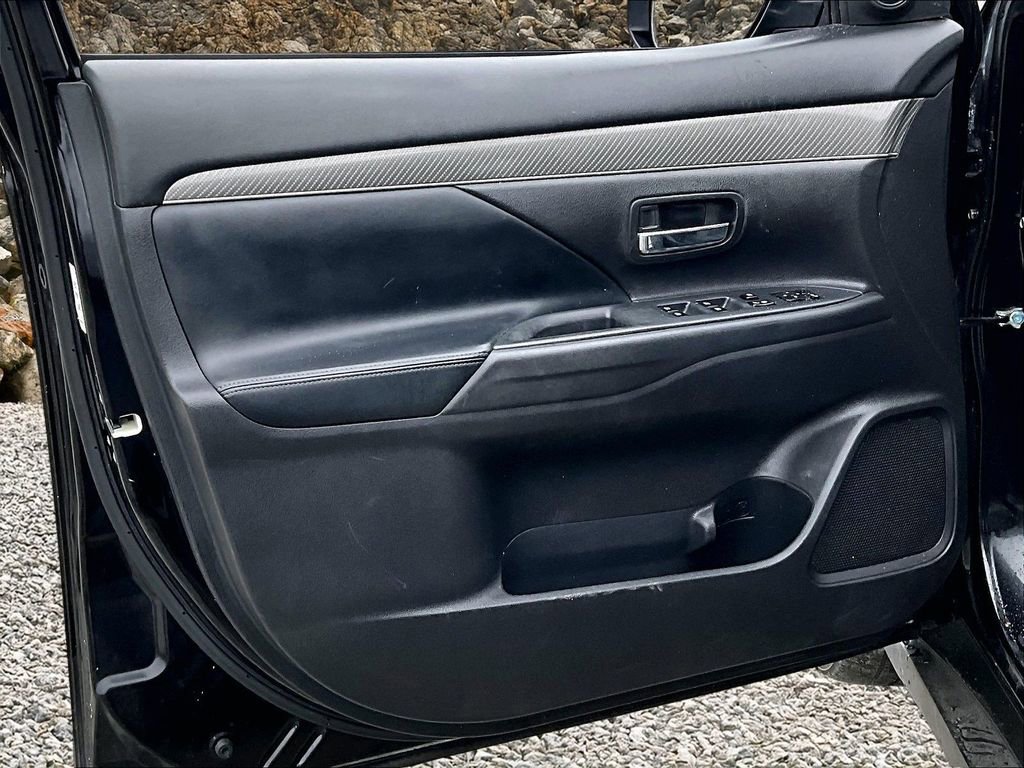 Used 2020 Mitsubishi Outlander ES image 20
