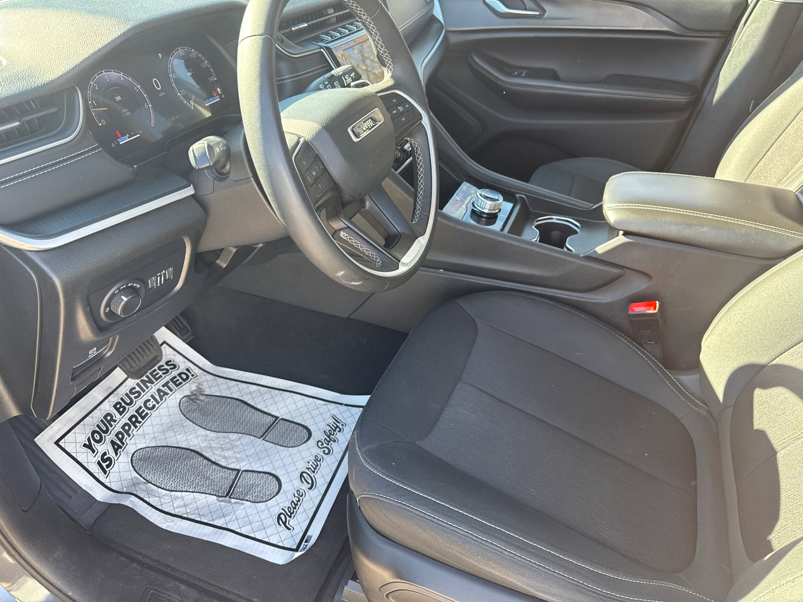 Used 2024 Jeep Grand Cherokee Laredo image 9