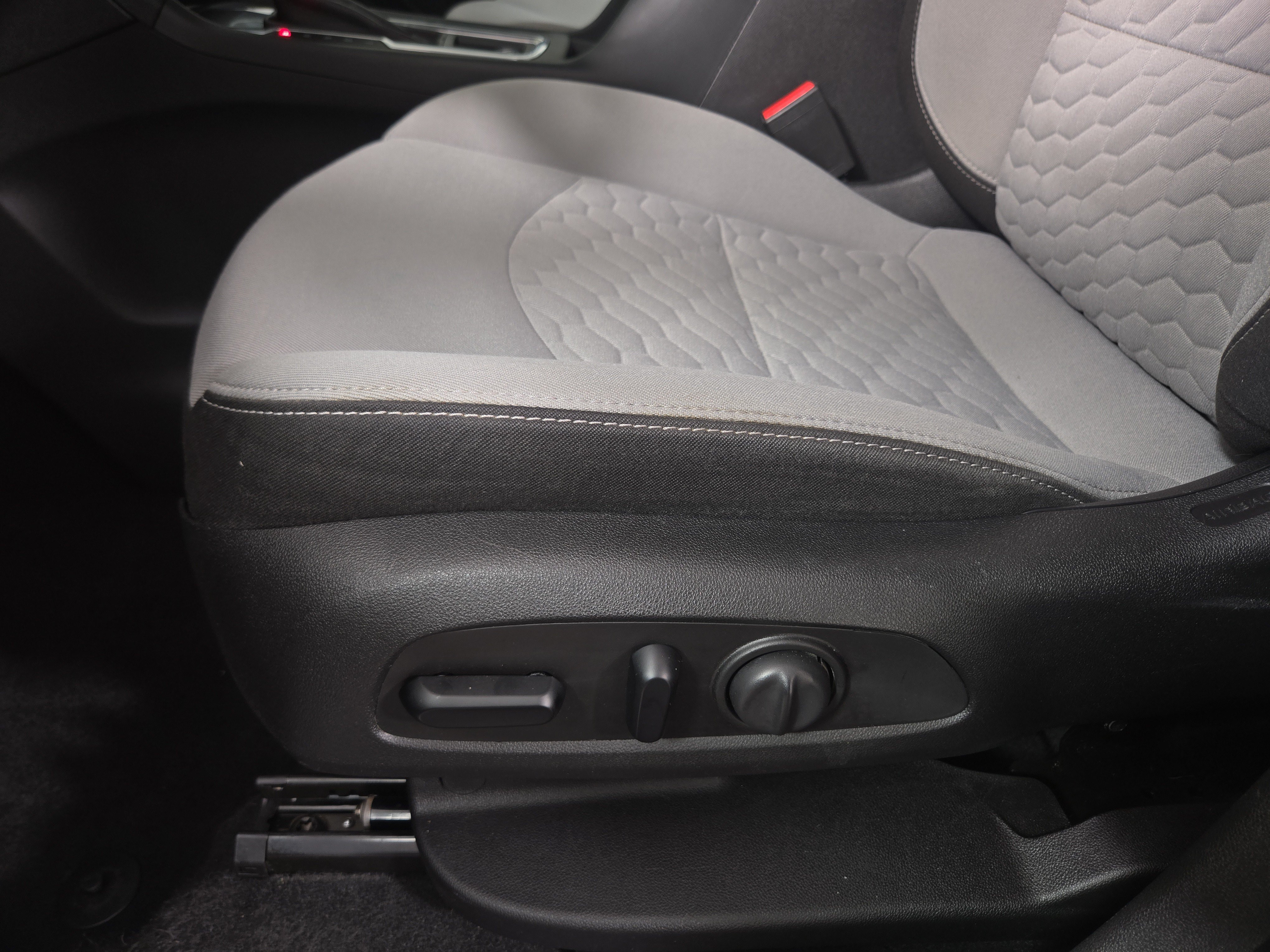 Used 2020 Chevrolet Equinox LS w/ LS Convenience Package FWD image 29