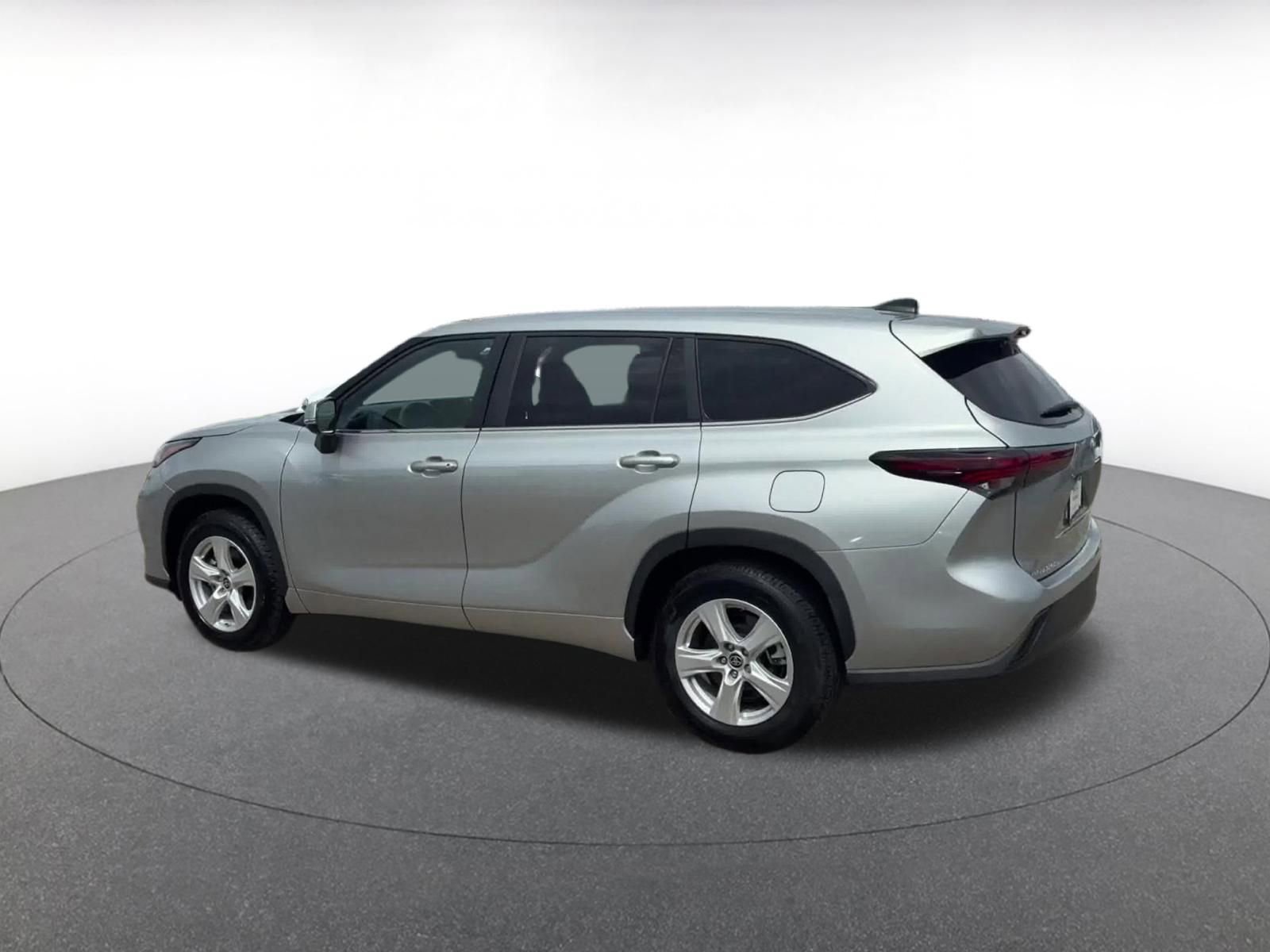 Used 2025 Toyota Highlander LE image 8