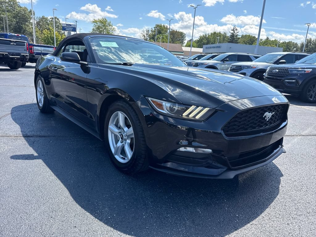 Used 2016 Ford Mustang Convertible RWD image 4