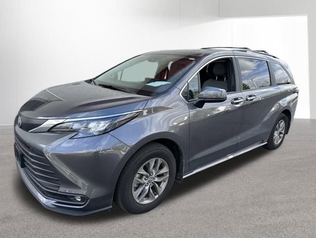 Used 2025 Toyota Sienna XLE w/ XLE Plus Package AWD/4WD image 5