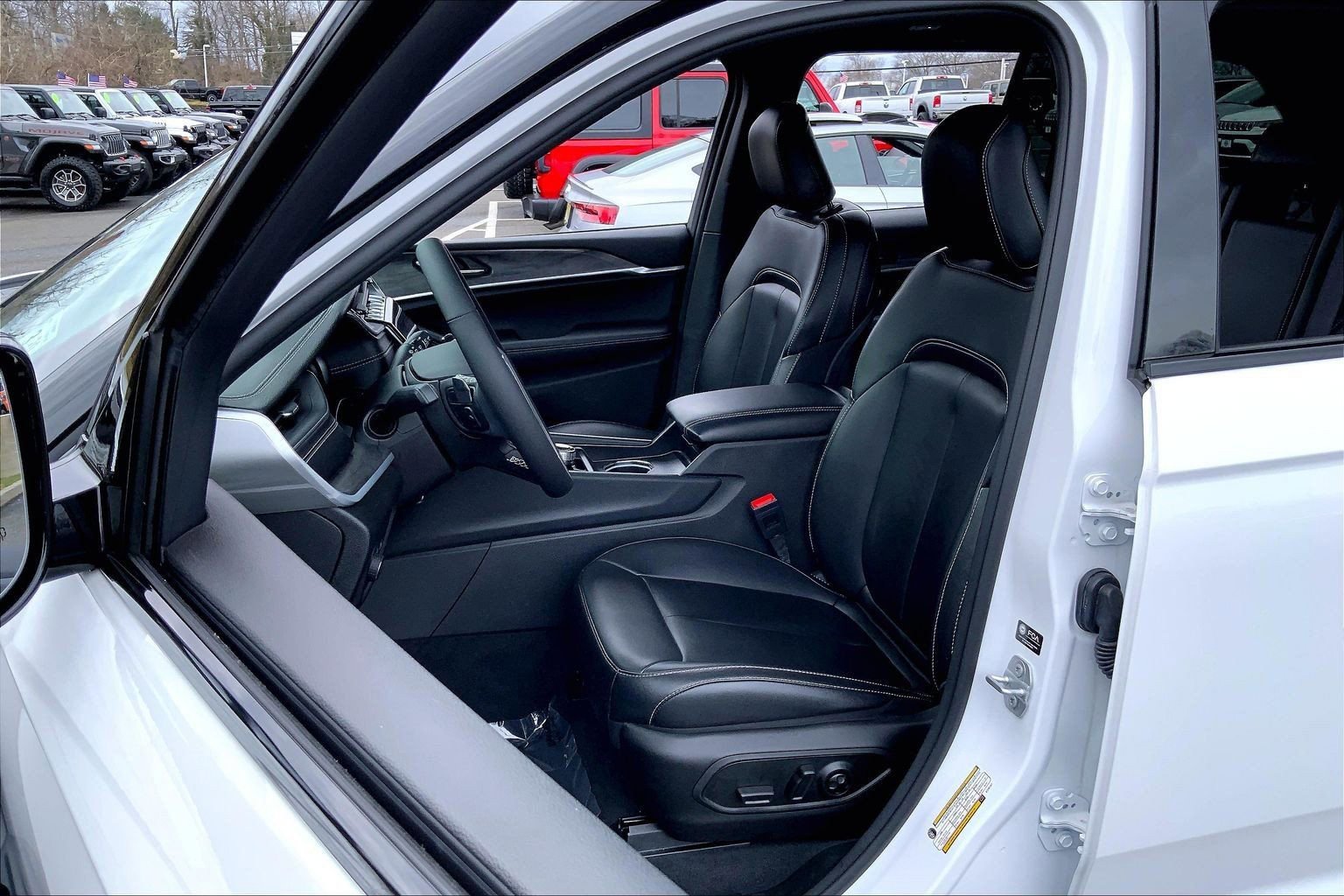 Used 2025 Jeep Grand Cherokee Limited w/ Black Appearance Package image 8