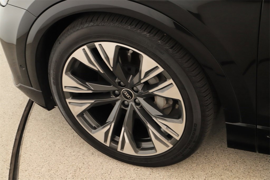 Certified 2025 Audi Q8 Prestige w/ Prestige Package image 32