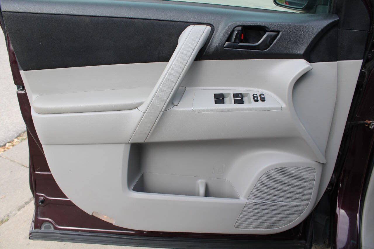 Used 2013 Toyota Highlander 4WD w/ Cold Weather Pkg image 12