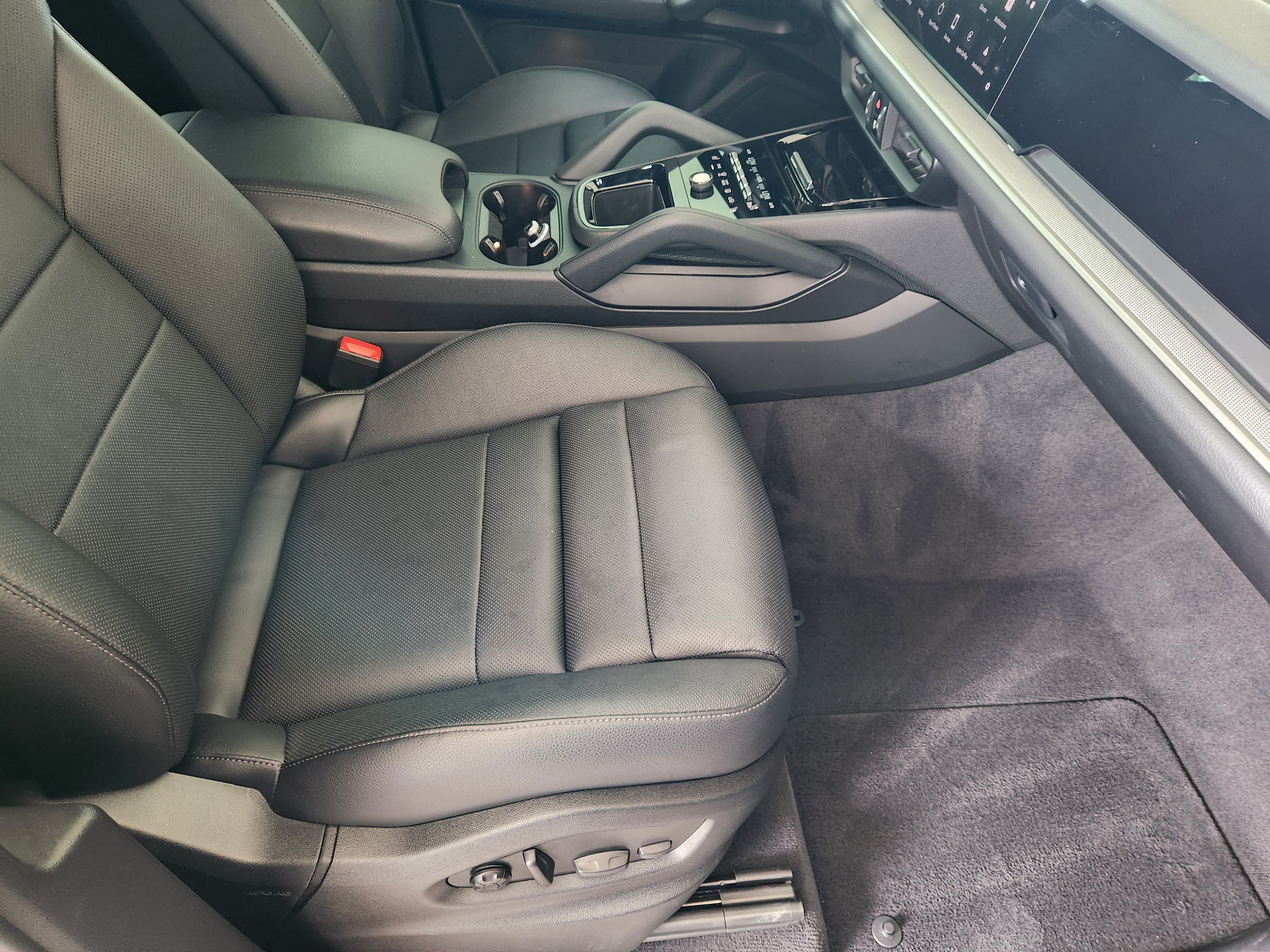 Certified 2025 Porsche Cayenne S AWD/4WD image 17