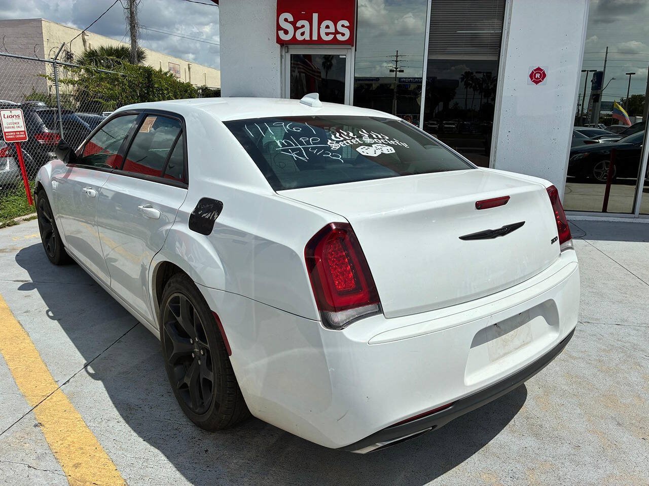 Used 2022 Chrysler 300 Touring w/ Sport Appearance Package RWD image 8