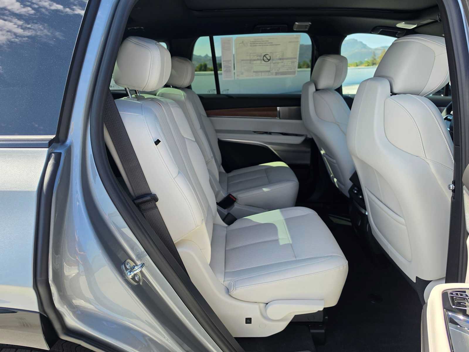 New 2027 Cadillac Vistiq Luxury w/ LPO, Premium Carpet Package AWD/4WD image 12