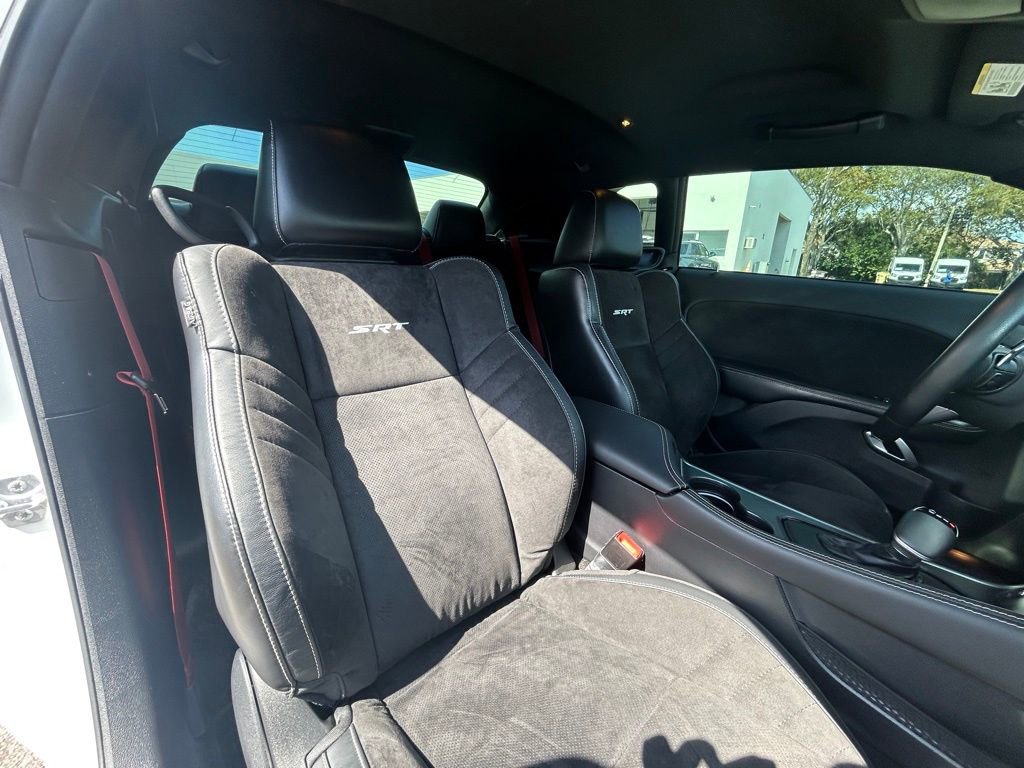 Used 2015 Dodge Challenger SRT image 29