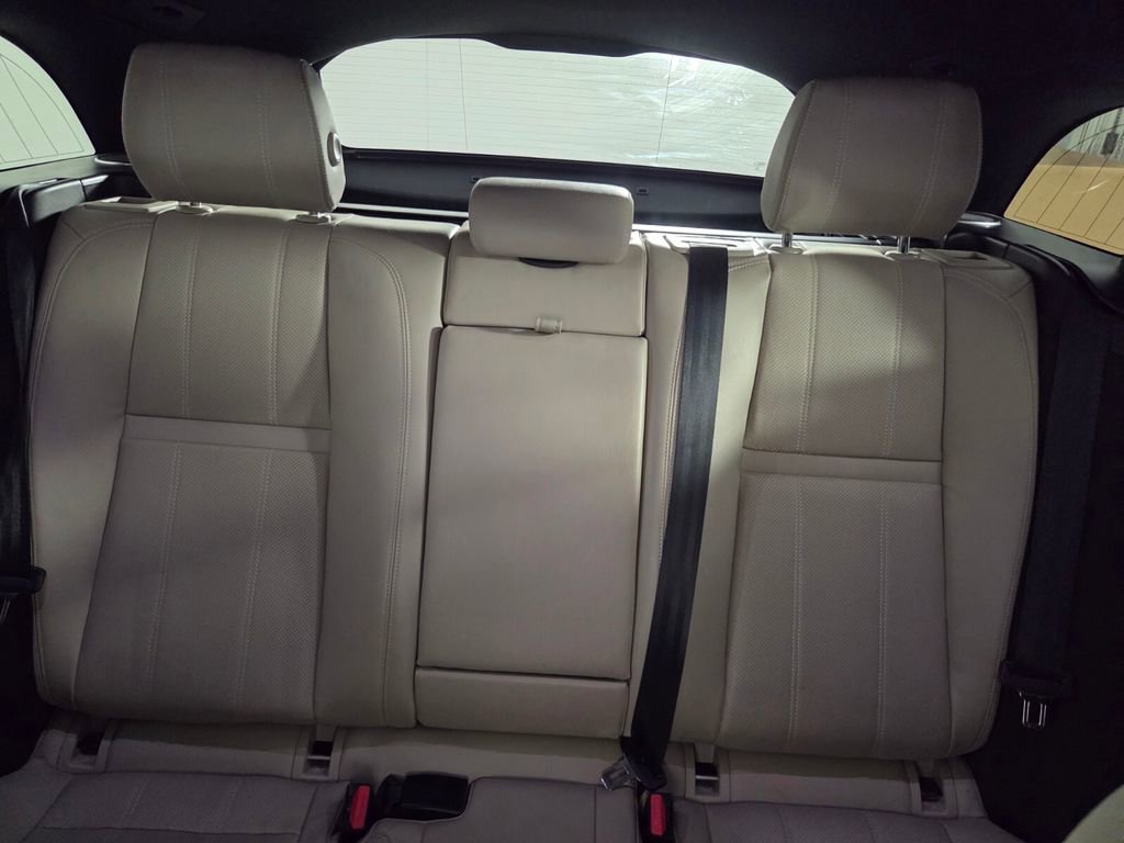 Used 2018 Land Rover Range Rover Velar R-Dynamic SE image 22