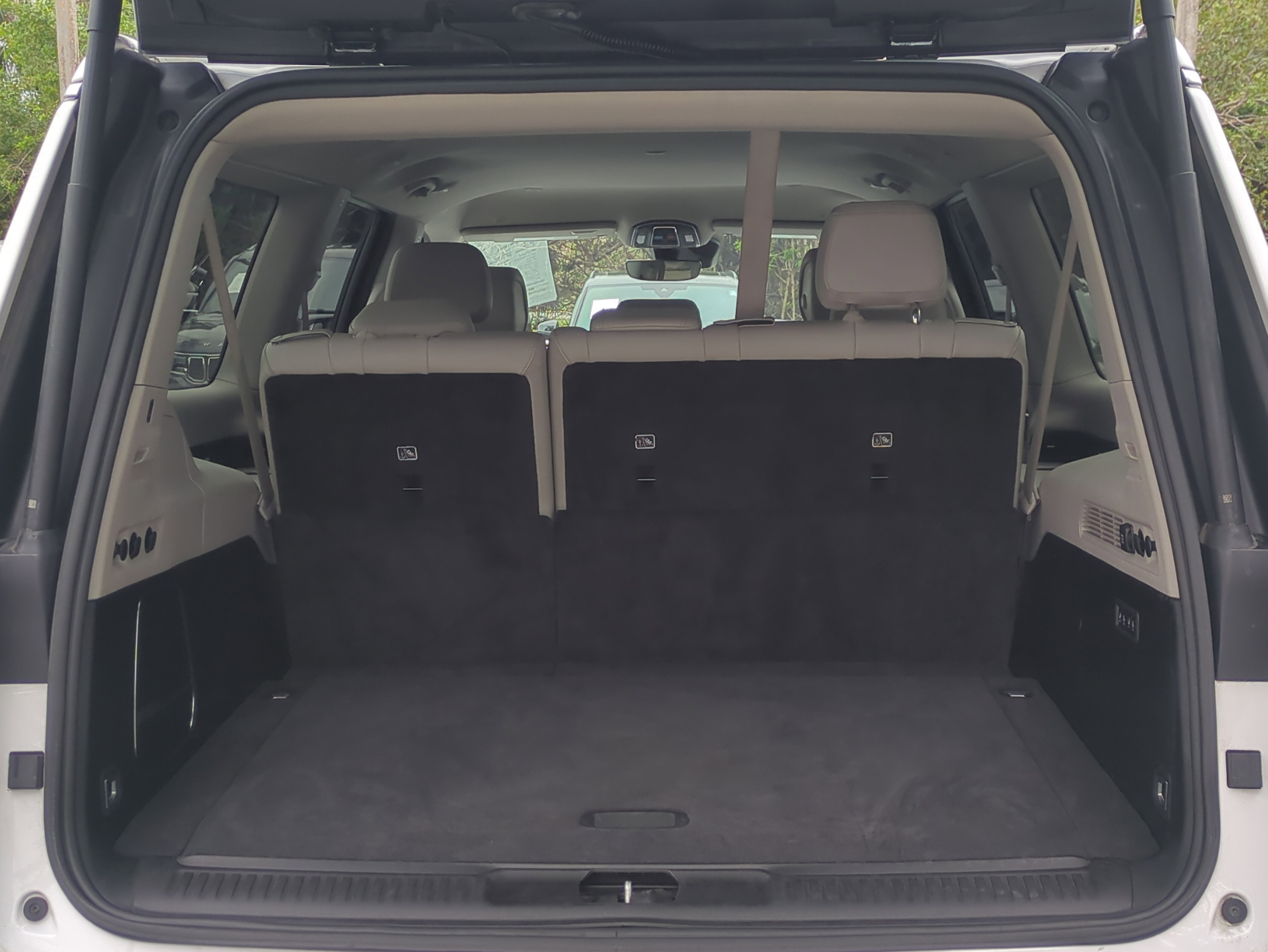 Certified 2024 Jeep Wagoneer L Series III w/ Flexible Seating Group image 13