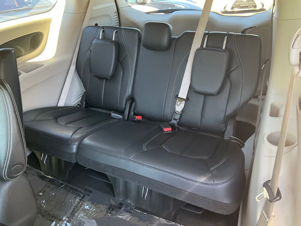 Used 2022 Chrysler Pacifica Touring-L w/ Uconnect Theater Family Group image 8