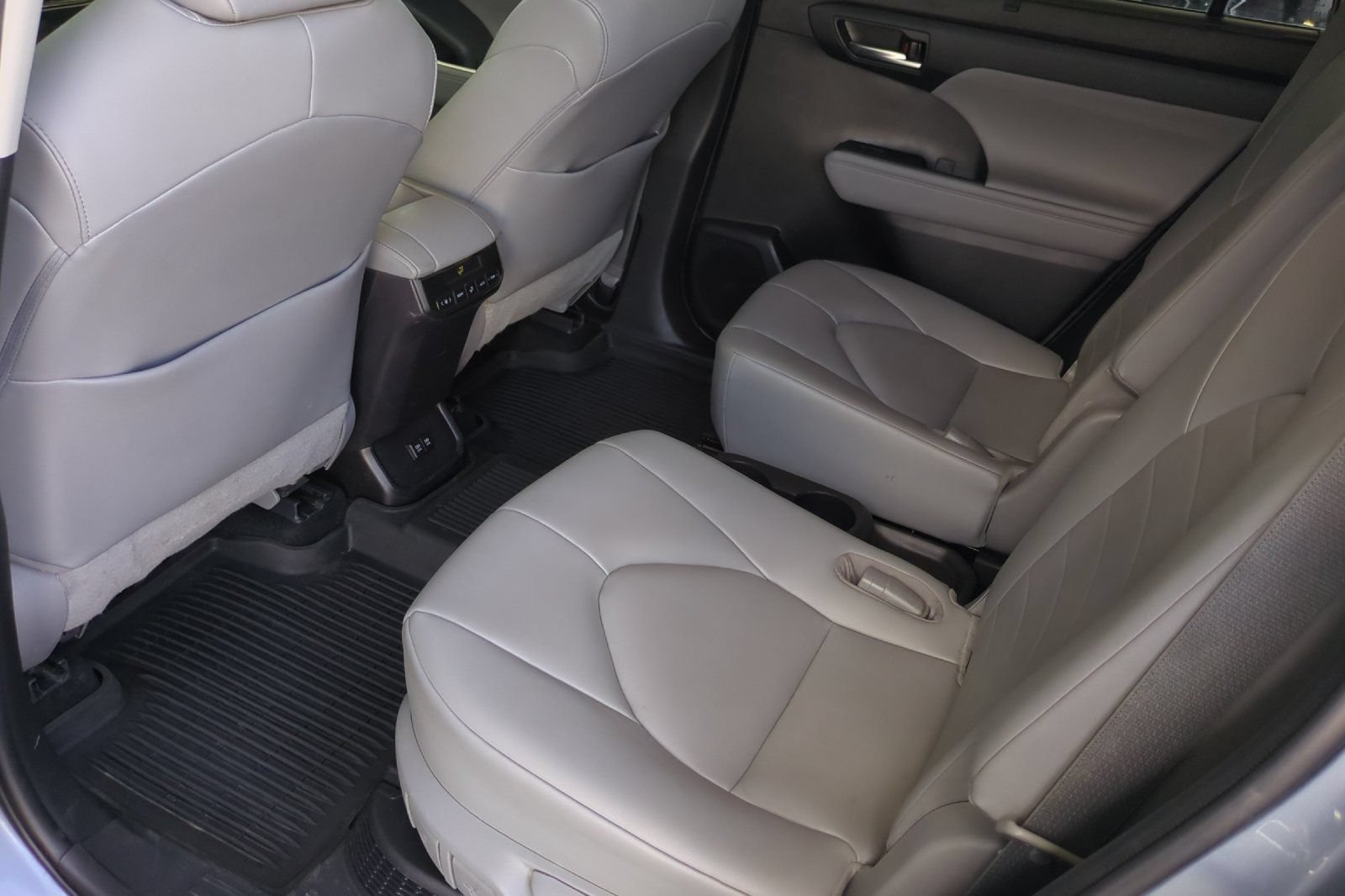 Used 2020 Toyota Highlander XLE AWD/4WD image 13