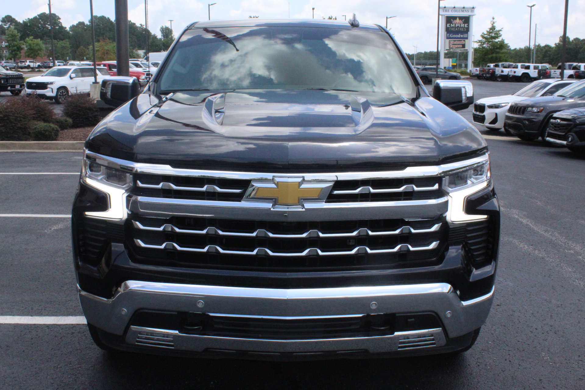 Used 2022 Chevrolet Silverado 1500 LTZ AWD/4WD image 3