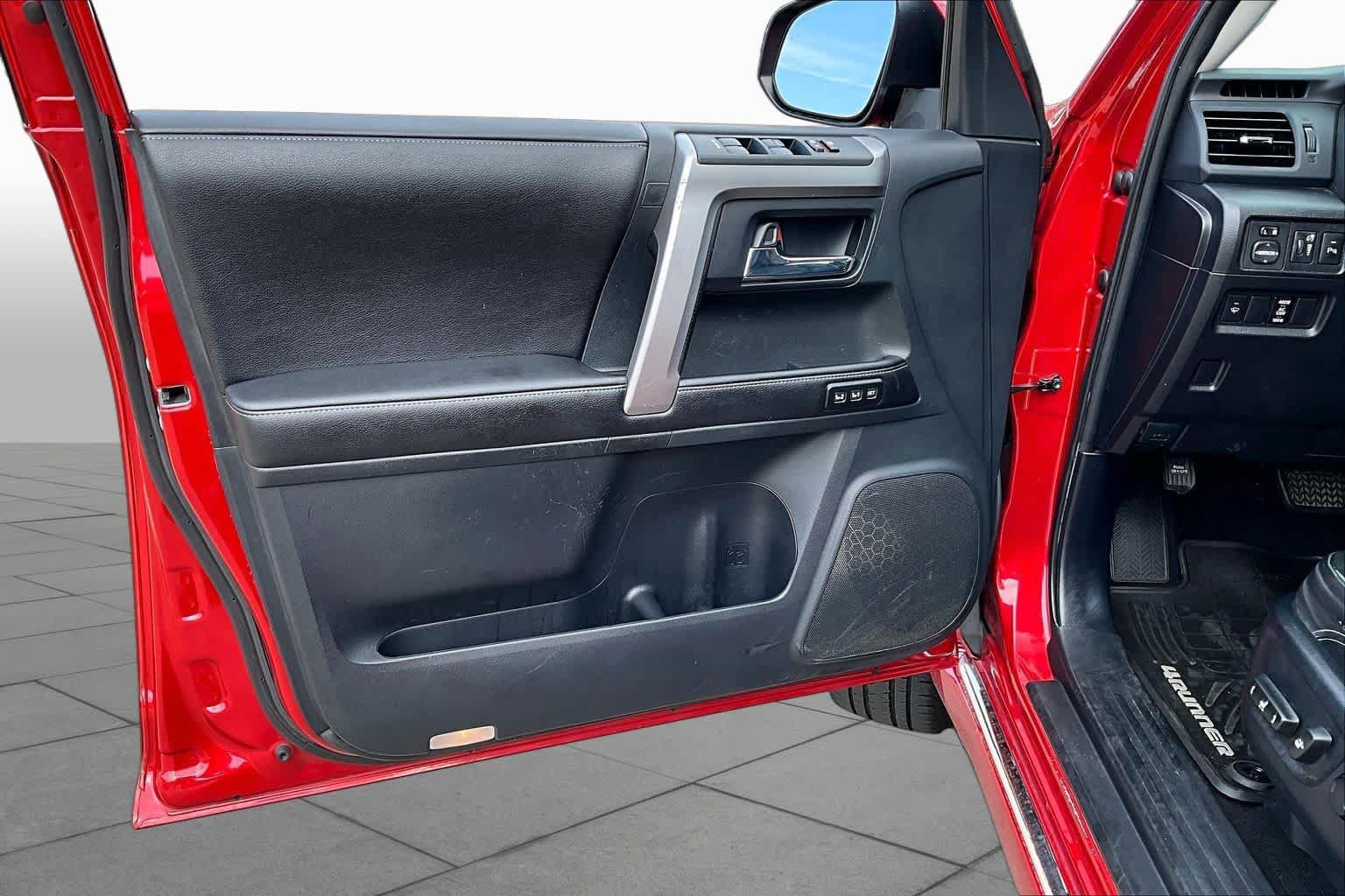 Used 2015 Toyota 4Runner Limited AWD/4WD image 25