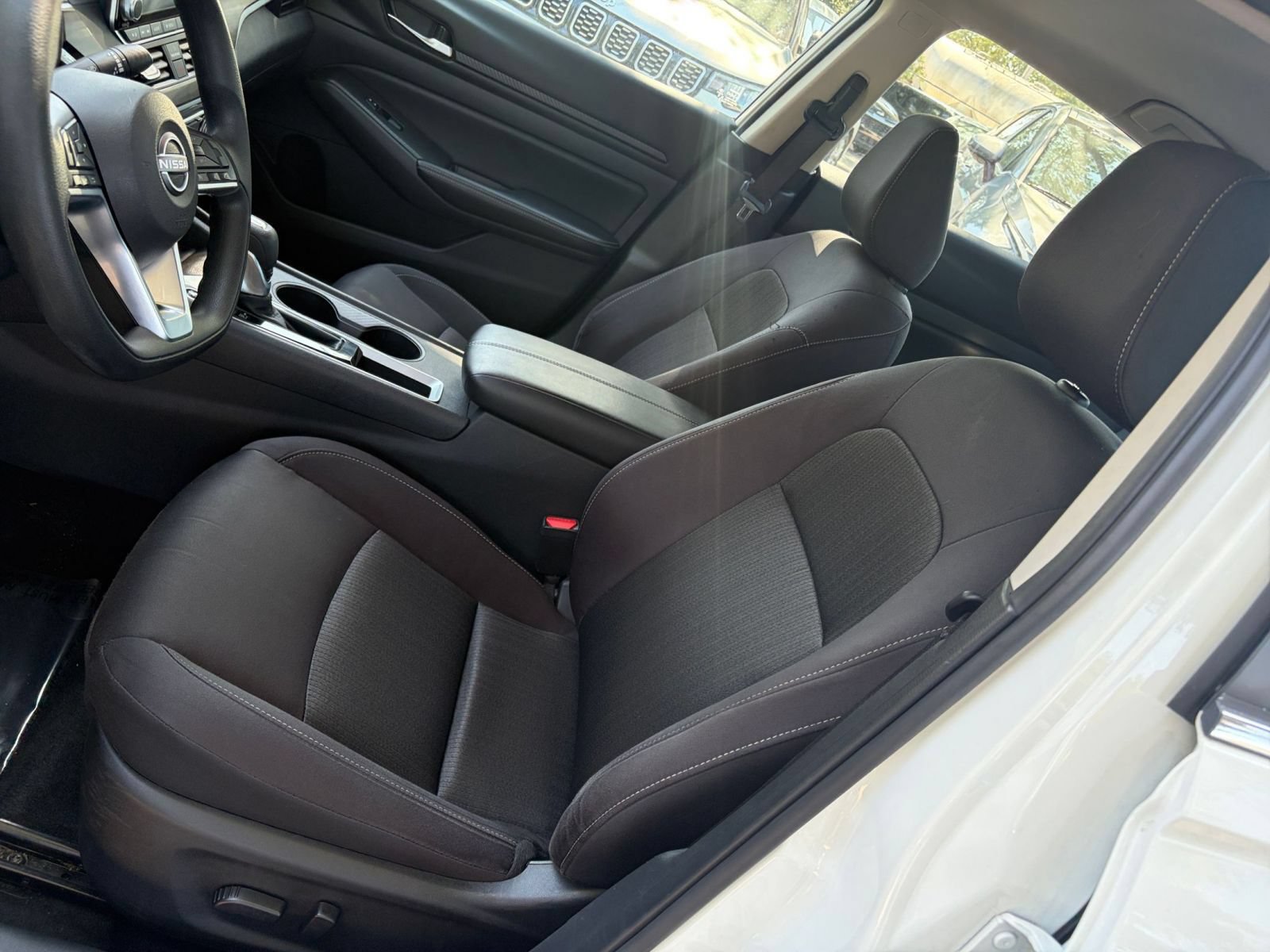 Used 2025 Nissan Altima 2.5 SV FWD image 31