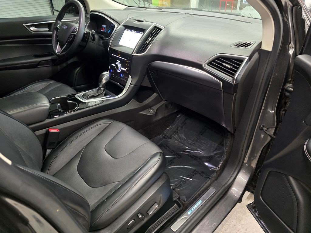 Used 2018 Ford Edge Titanium w/ Equipment Group 302A AWD/4WD image 32