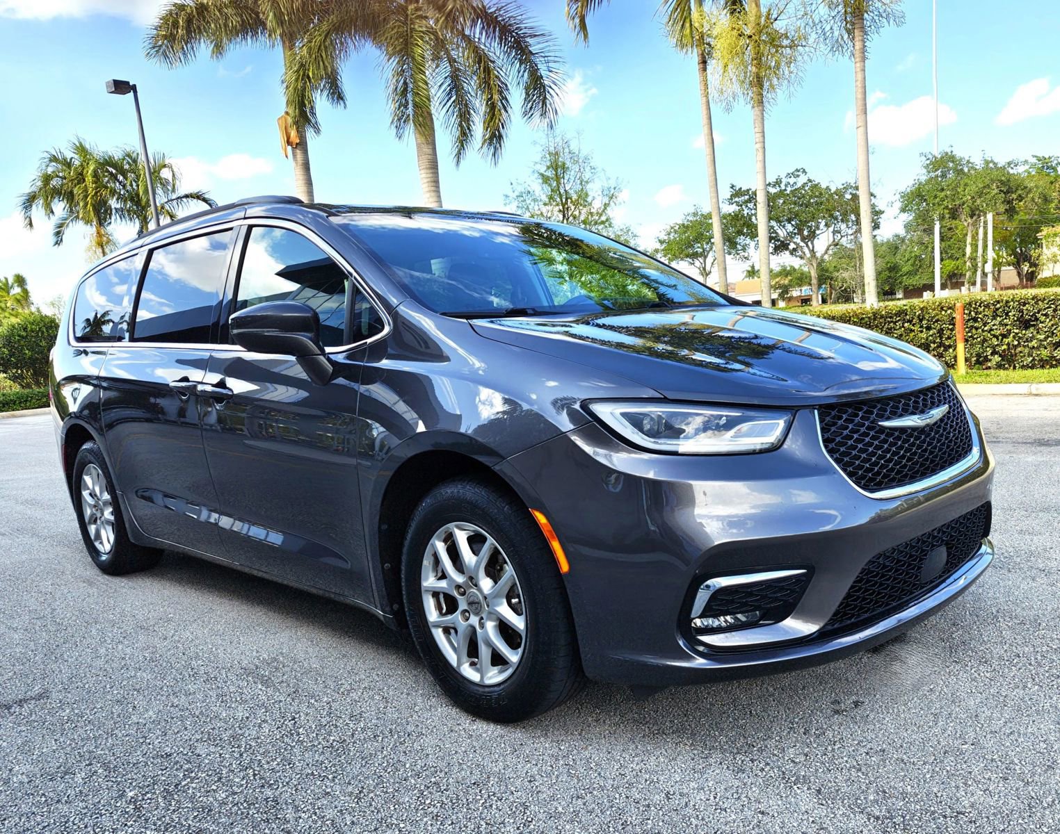 Used 2022 Chrysler Pacifica Touring-L FWD image 4