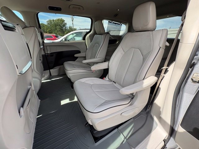 Used 2018 Chrysler Pacifica Limited w/ Advanced Safetytec Group FWD image 24