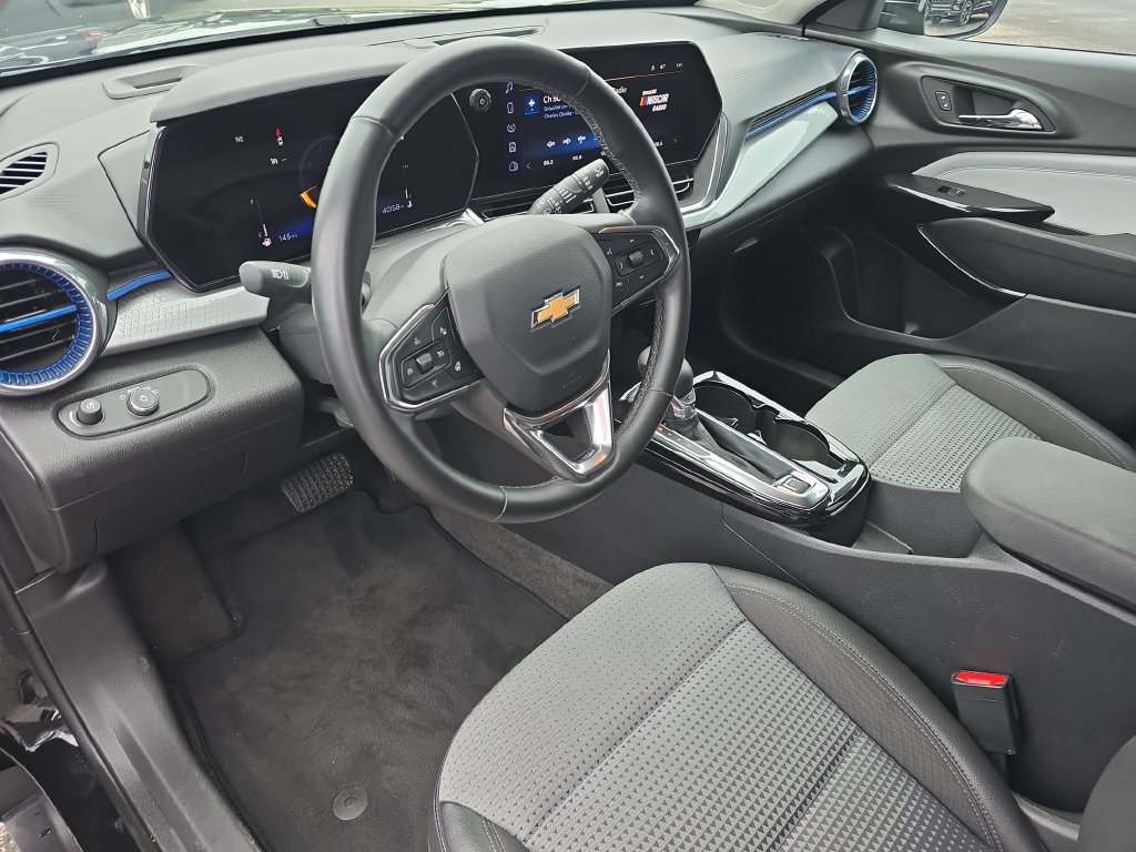 Used 2025 Chevrolet Trax LT w/ LT Convenience Package FWD image 24
