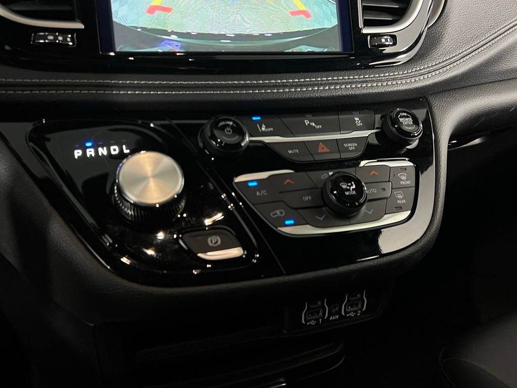 Used 2025 Chrysler Pacifica Select image 20