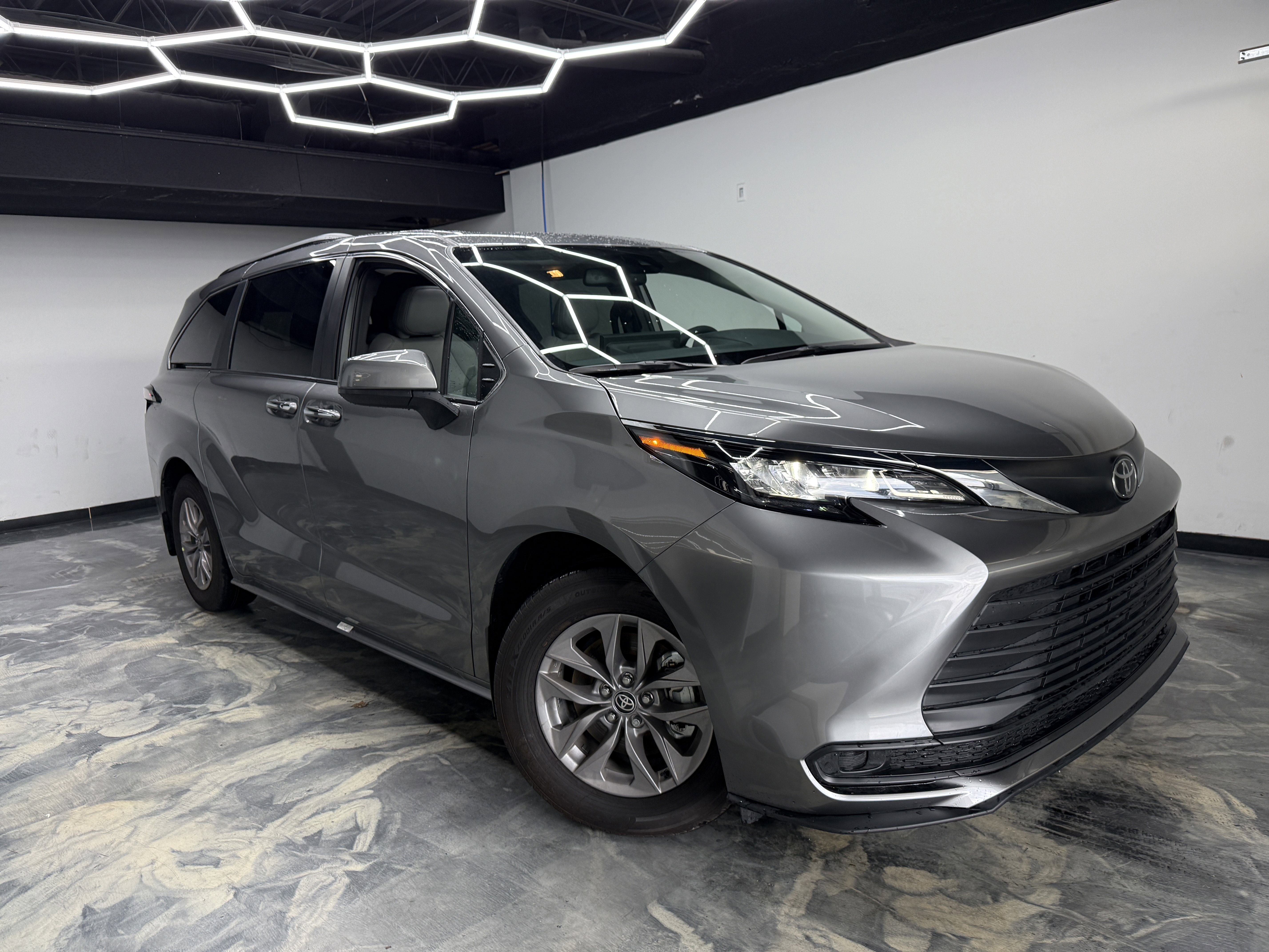 Used 2026 Toyota Sienna XLE image 6