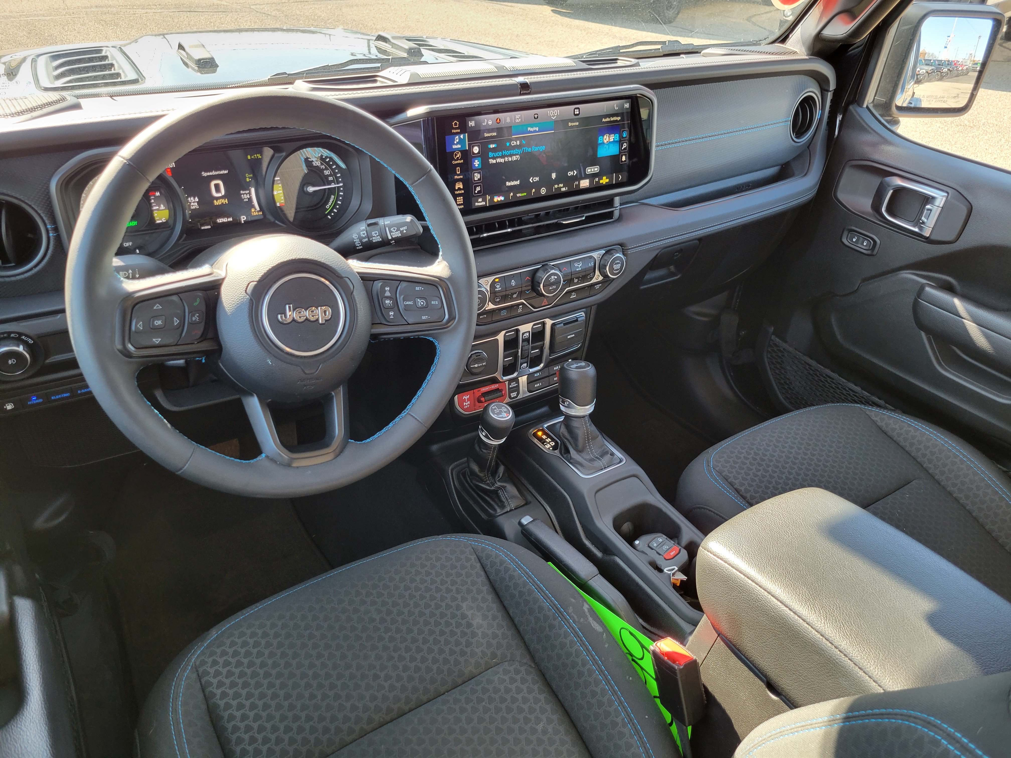 Used 2025 Jeep Wrangler Unlimited Rubicon 4xe w/ Convenience Group AWD/4WD image 18