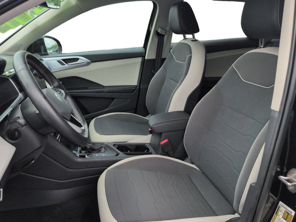 Used 2025 Volkswagen Taos SE FWD image 21