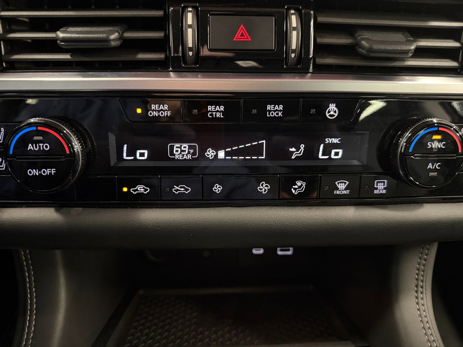 Used 2024 Nissan Pathfinder Platinum w/ Cargo Package image 22