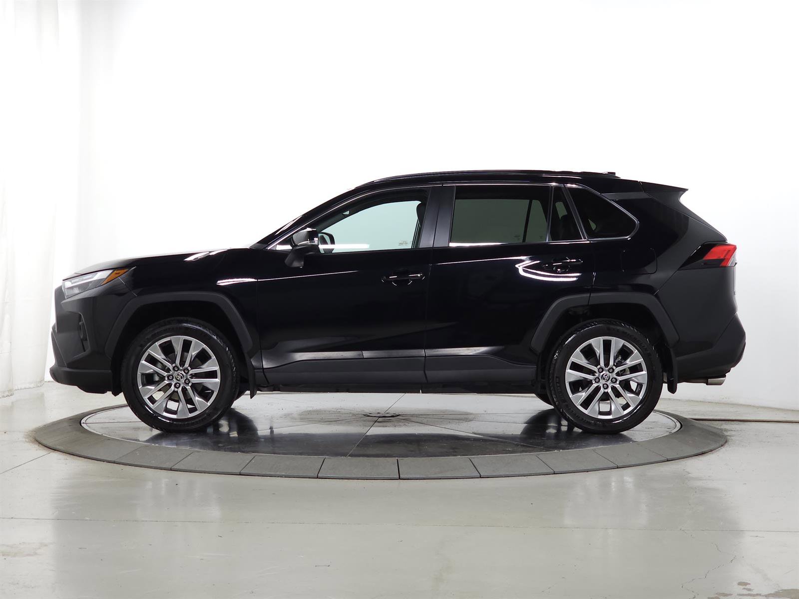 Used 2023 Toyota RAV4 XLE Premium image 5