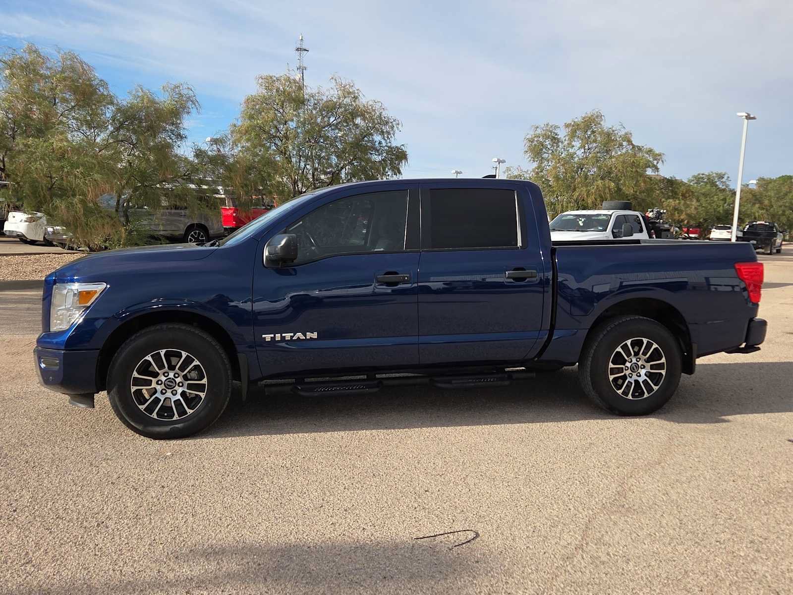 Used 2023 Nissan Titan SV w/ SV Convenience Package RWD image 5