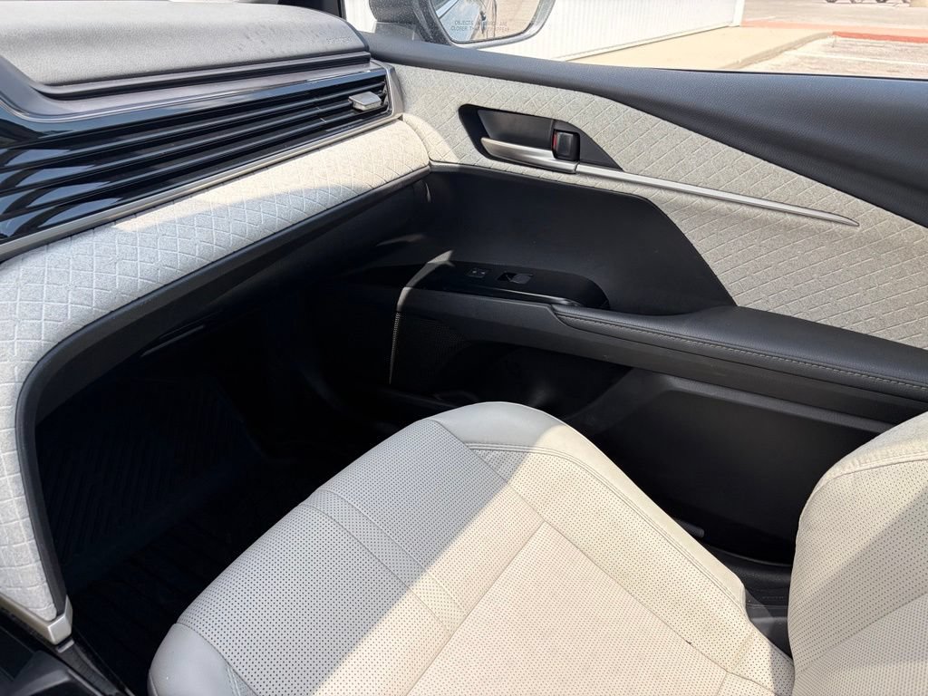 Used 2025 Toyota Camry XLE AWD/4WD image 43