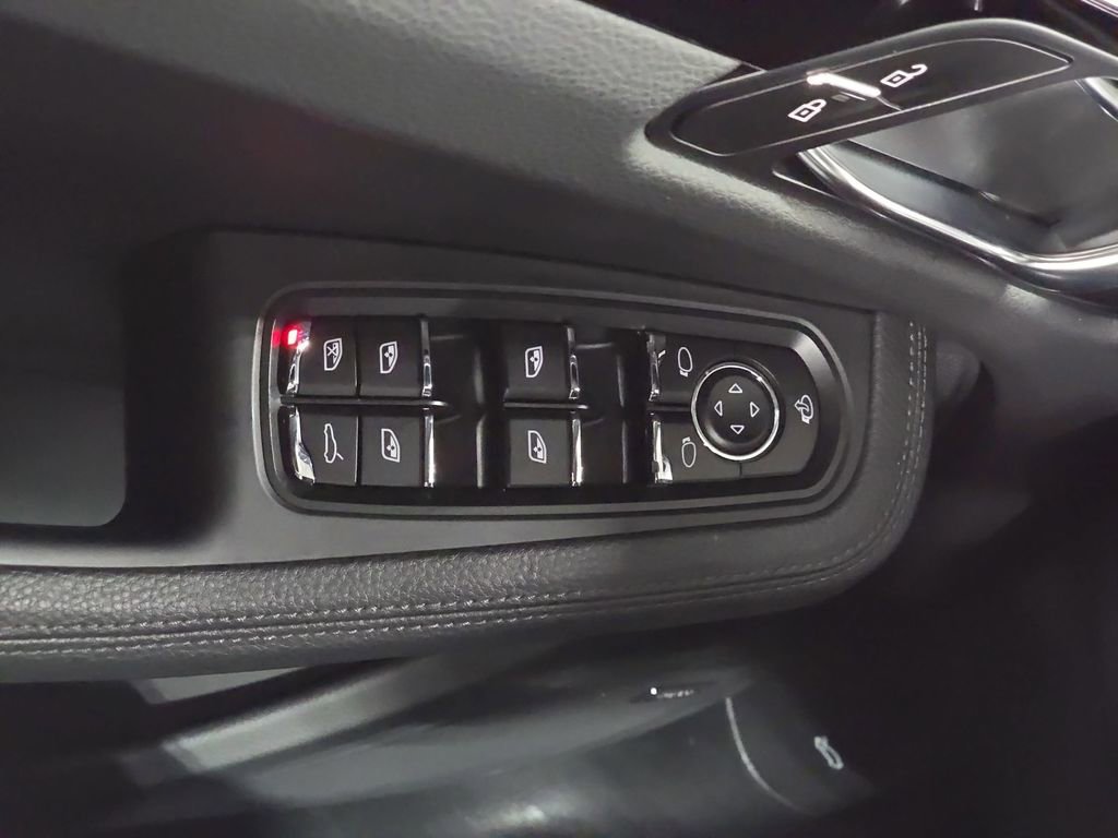 Certified 2025 Porsche Macan image 21