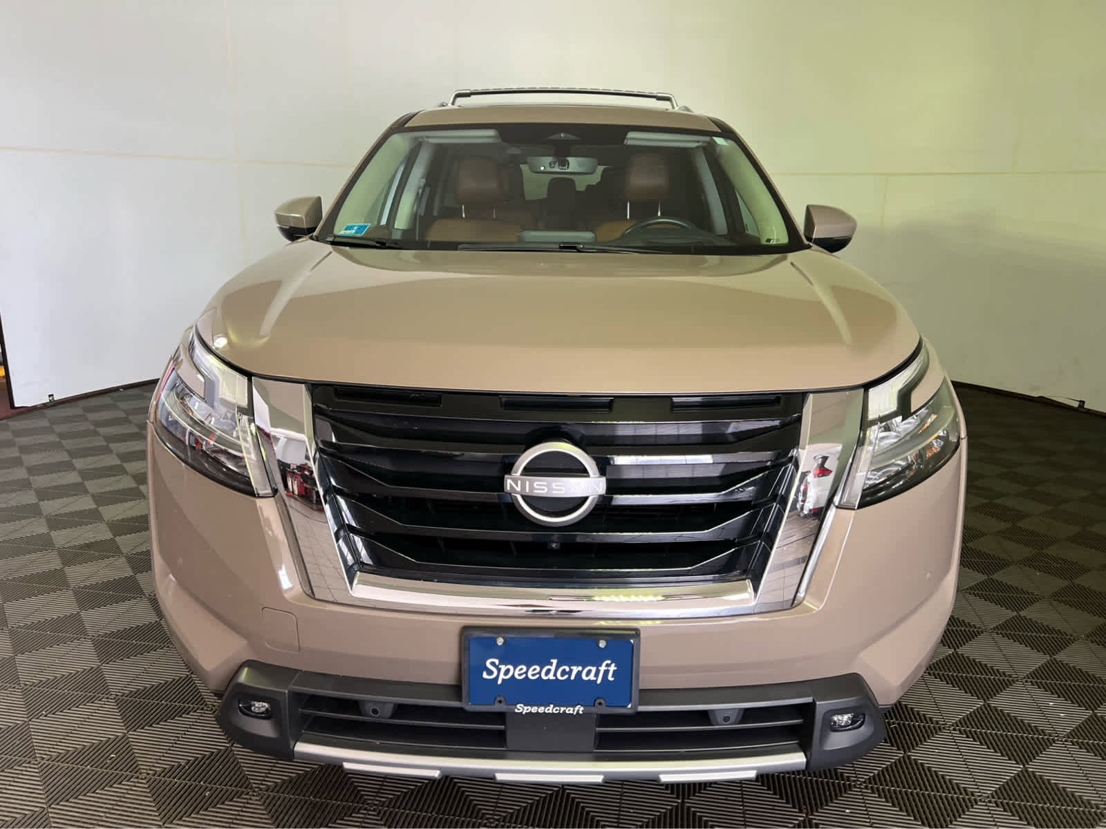 Used 2023 Nissan Pathfinder Platinum image 2