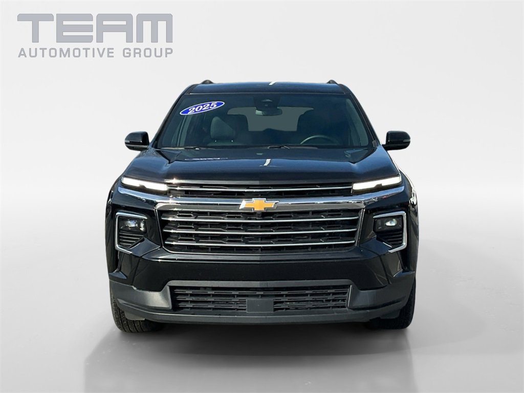 Used 2025 Chevrolet Traverse LT image 2