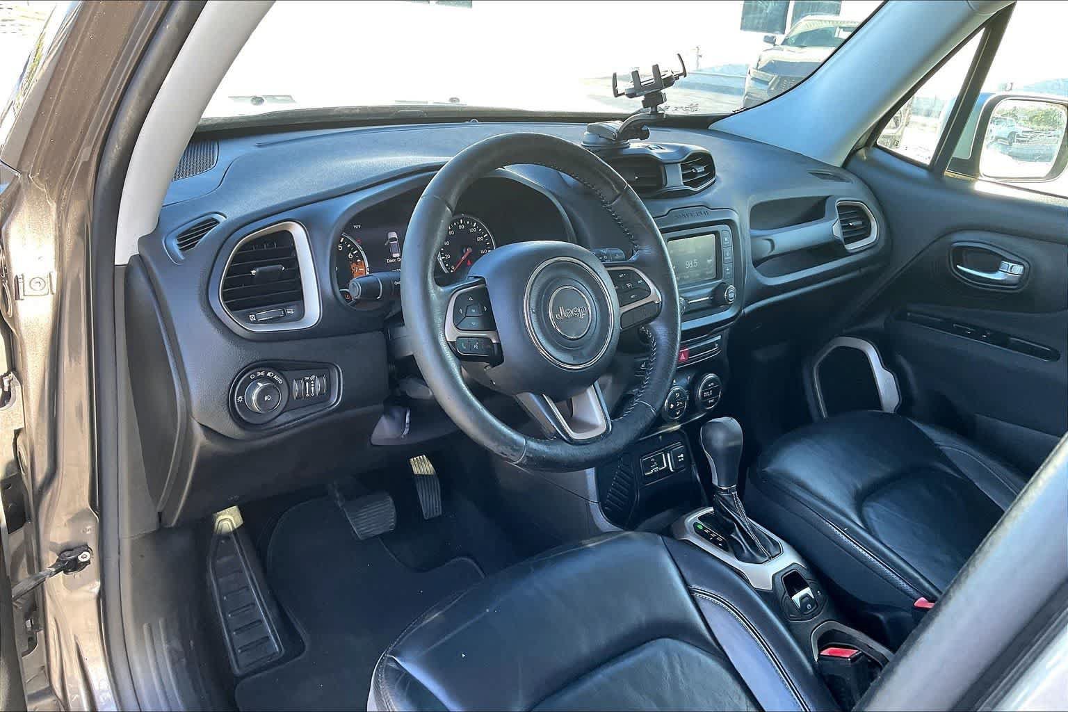 Used 2016 Jeep Renegade Limited FWD image 2