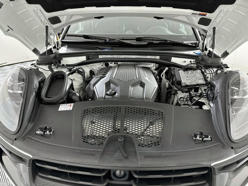 Certified 2024 Porsche Macan Turbo AWD/4WD image 31