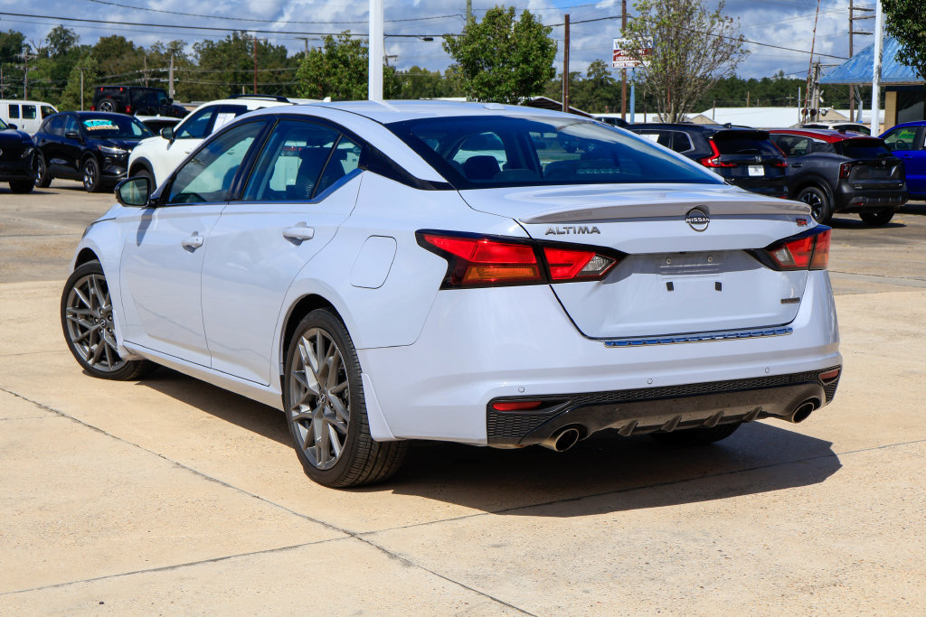 Used 2023 Nissan Altima 2.0 SR FWD image 2