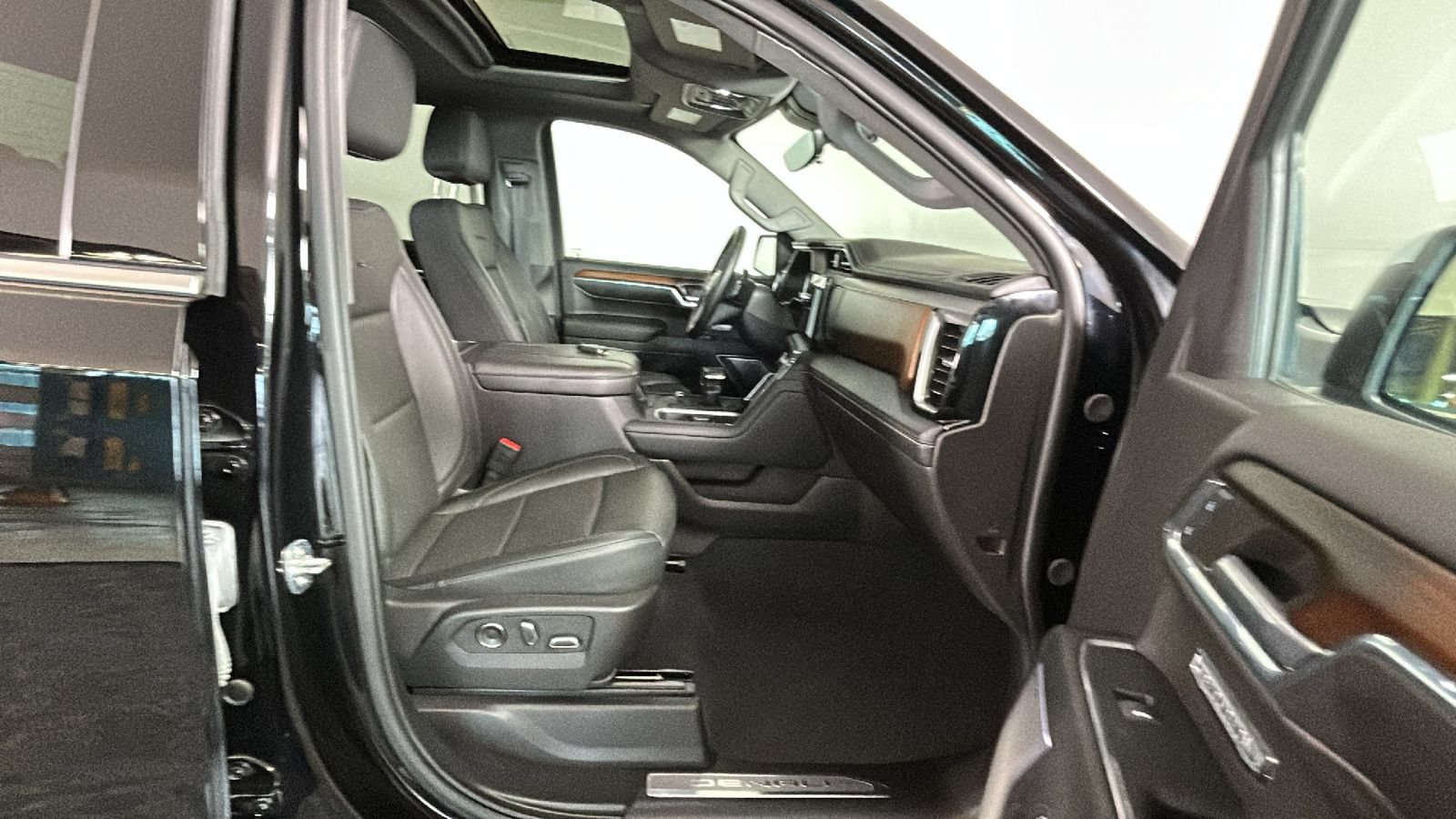Used 2024 GMC Sierra 1500 Denali w/ Denali Reserve Package AWD/4WD image 36