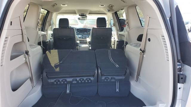 Certified 2023 Chrysler Pacifica Touring-L FWD image 25