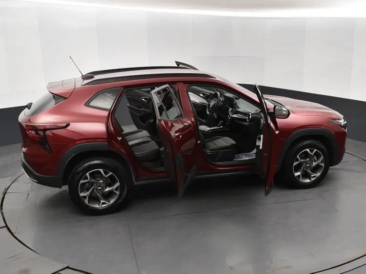 Used 2025 Chevrolet Trax LT FWD image 6