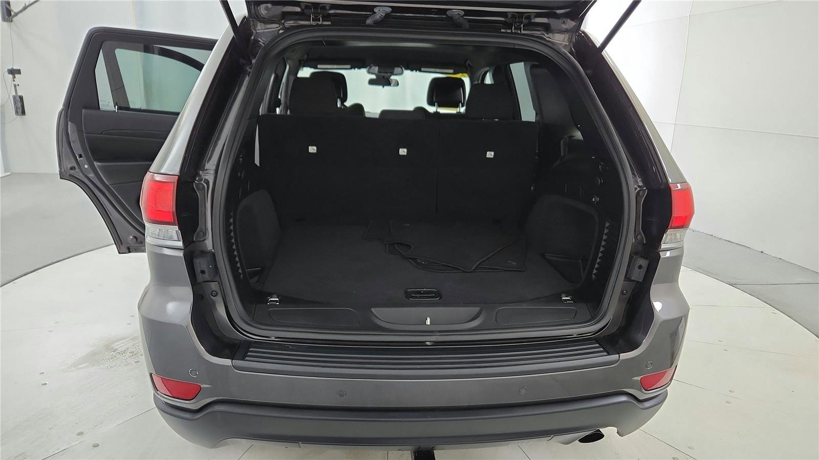 Used 2020 Jeep Grand Cherokee Laredo image 20