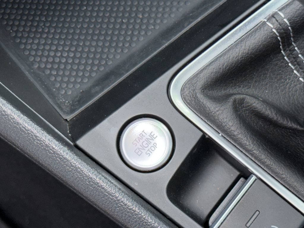 Used 2023 Volkswagen Jetta SE w/ Panoramic Sunroof Package FWD image 32