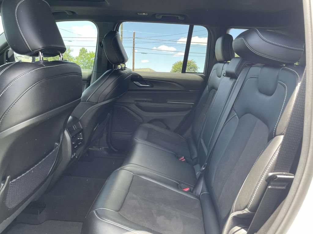 Used 2023 Jeep Grand Cherokee Altitude AWD/4WD image 11