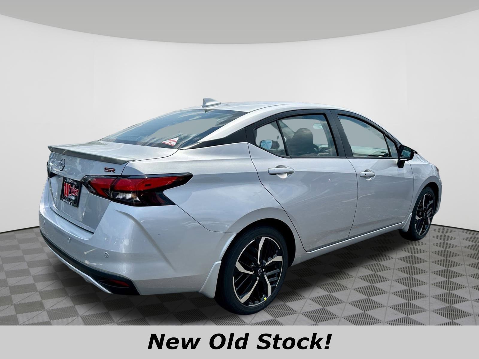 Used 2025 Nissan Versa SR w/ Trunk Package image 3