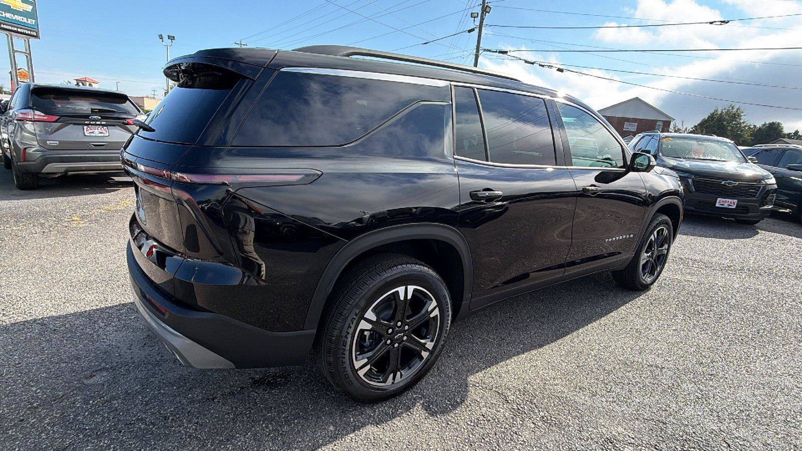 New 2027 Chevrolet Traverse LT w/ Sun and Wheel Package FWD image 9