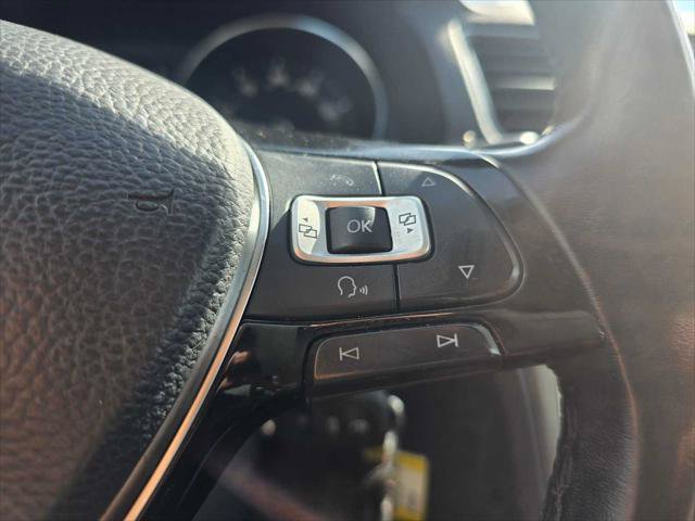 Used 2018 Volkswagen Passat 2.0T R-Line w/ R-Line Lighting Package FWD image 32