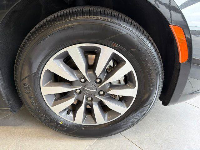 Certified 2023 Chrysler Pacifica Touring-L FWD image 18