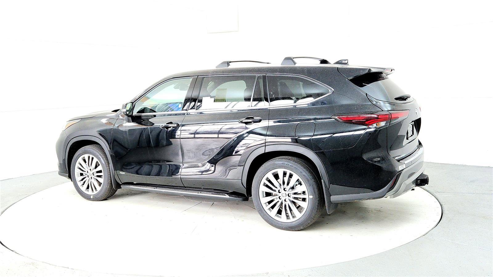 New 2026 Toyota Highlander Platinum image 4