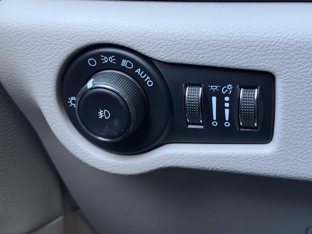 Used 2023 Chrysler Pacifica Touring-L FWD image 31